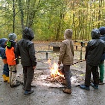 Kinder ums Feuer