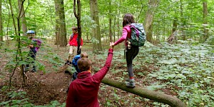 Kinder balancieren