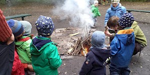 Mit den Kleinkindern am Lagerfeuer.