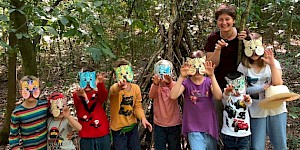 Kinder mit Katzenmasken