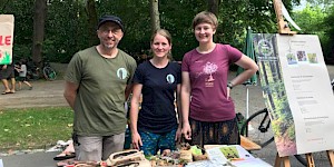 Vier Fährten und die Natur- und Wildnisschule Leipzig auf der Ökofete 2019 Hermann, Almuth und Elisa auf der Ökofete