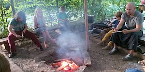 Kinder ums Lagerfeuer