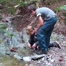 Kinder am Wasser