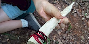 Holzmesser mit bunten Faden.