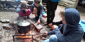 Kochen auf dem Feuer.