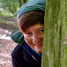 Wildnispädagogin Elisa Buchterkirchen von der Wildnisschule Vier Fährten in Leipzig Elisa Buchterkirchen