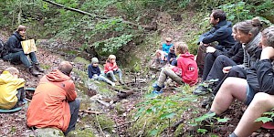 Geschichten lesen am Fluss