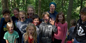 Wilde Kinder sind glückliche Kinder! Kinder strecken Blaubeer-Zungen raus.