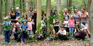 Vorsicht! Wilde Familien! Familien als Waldgeister verkleidet.