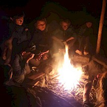 Kinder ums Lagerfeuer im Dunkeln
