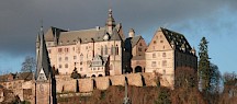 Das Marburger Landgrafenschloss vor Gewitterhimmel. Marburger Landgrafenschloss