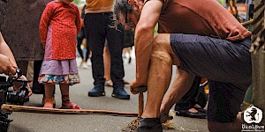 Karl (Wildnisschule Heidefeuer) bohrt Feuer! 2024 Feuerbohren