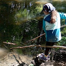 Schiffchen wird zu Wasser gelassen