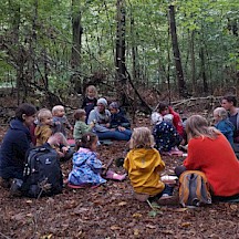Familien im Herbstwald