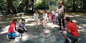 Besonders im Sommer muss man mit dem Lagerfeuer sehr vorsichtig sein. Deshalb haben wir nur ein sehr kleines entfacht. Kinder am Feuer