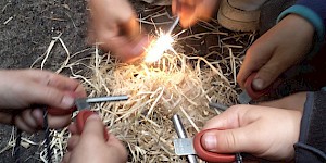 Wir schlagen Funken für unser Lagerfeuer. Funkenschlagen