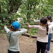 Die Flitzebögen sind gespannt! Kinder spannen Bögen