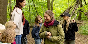 Elisa spielt mit den Kindern gemeinsam ein Geheimnisspiel. Elisa spielt