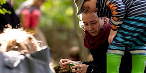 Wir suchen Tiere für die Becherlupe. Elisa und Wurzelkind