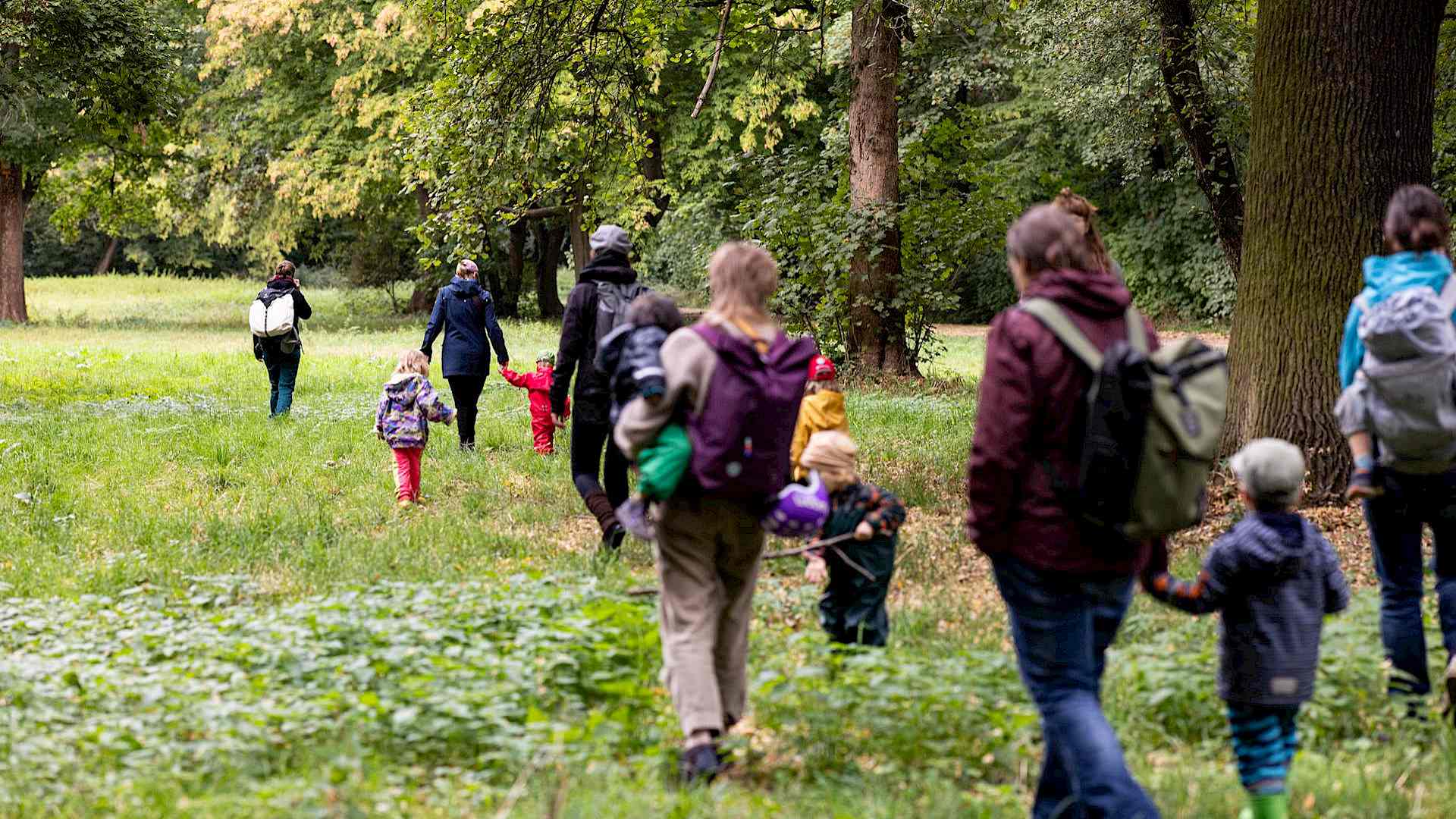 Spazierengehen und Wandern mit Kindern: 3 coole Draußen-Spiele gegen Langeweile Header-Bild