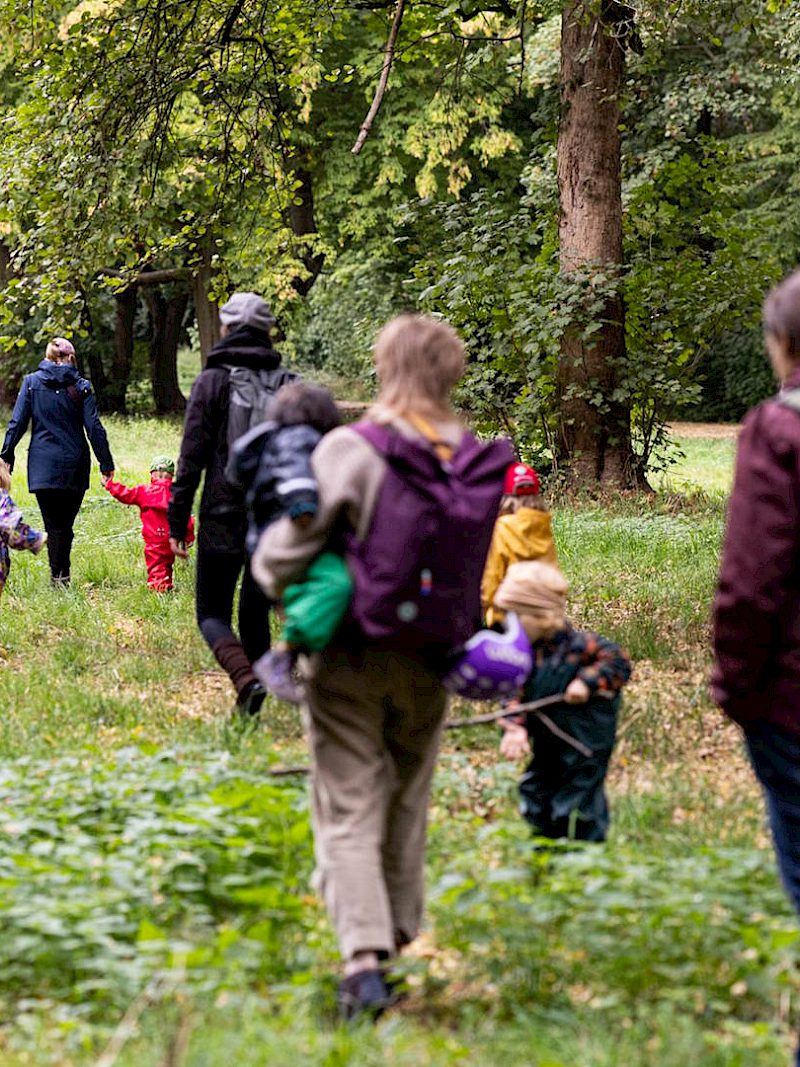 Spazierengehen und Wandern mit Kindern: 3 coole Draußen-Spiele gegen Langeweile