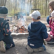 Kinder mit Stockbrot am Lagerfeuer
