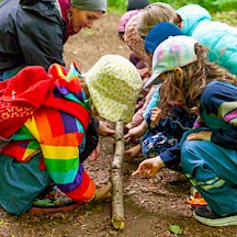 Kinder bei einer Team-Aufgabe