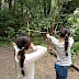 Kinder schießen mit Pfeil und Bogen