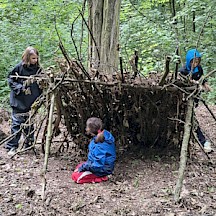 Kinder bauen Hütte