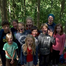 Kinder strecken Blaubeerzungen raus