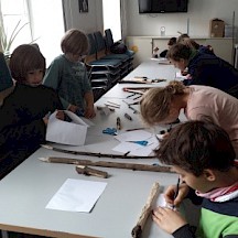 Kinder breiten Ausstellung vor