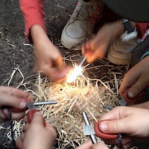 Kinder schlagen Funken