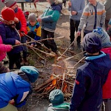 Kinder mit Stockbrot