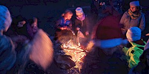 Kinder im Dunkeln ums Lagerfeuer